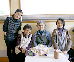 みれっと代表理事の久間佳代子さん(左)、理事兼スタッフのお2人、スイーツ担当の園原さん