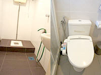 写真左がマレー式のトイレ、右は洋式トイレ。どのトイレにも洗浄用のホースがついている。