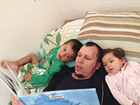 寝る前の本を読む時間はパパの担当です。