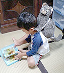 イリオモテヤマネコをおんぶする。