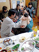 唄に合わせて廻る赤ちゃん
