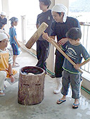 餅つきするケイタ