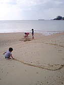 海岸で砂遊び