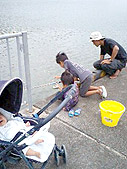 桟橋で釣りしてます