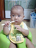 離乳食食べてます