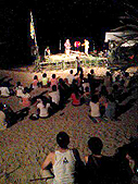 砂浜で手作りのライブ