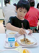 島料理の給食を食べる