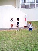 退場組みは校庭で散歩