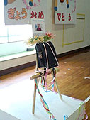 たった一人の卒業式。飾られたランドセル。