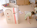 ダンボールの家は子供達の手作り