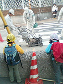横断歩道の舗装を見る二人
