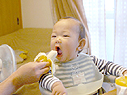 バナナ大好きだから、大きく口を開けて待ってます。