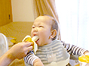 自分からバナナに近づきます。
