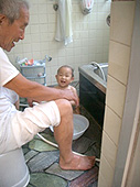お風呂でおじいちゃんと水遊び