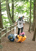 穴を発見した2人 掘ってます