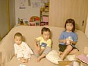 なにやら難しい顔で3人並んでピタゴラスイッチを見ています