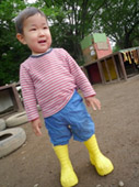 黄色い長靴でご満悦