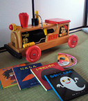 フリマで買った30年選手の汽車(500円)と定番絵本セット(500円)。汽車がポッポーって鳴るのがお気に入り♪