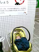 海老名のサービスエリアにて。トイレの前にて(笑)捨子みたい…