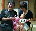 先生夫妻と舟さん。ちょっと泣いた後は興味津津。