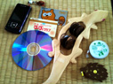 最近、お気に入りのおもちゃ。カードとメジャーとDVDは宝物みたいです。