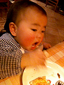 ピザのミミを食べてます。ミミでさえもこの勢いです。ミートスパの時は、呆気にとられて写真どころじゃありませんでした。