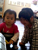 仲良しの二人。お姉ちゃんは5歳だそうです。