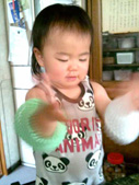 果物のネットを両腕に付けて遊んでました。子どもって遊びの天才ですね
♪