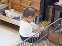 部屋の片隅でじっと読書中。