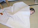 ねんねー、と言いながらフロアマットに自ら潜る遊びに夢中。