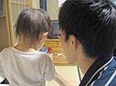 とーちゃんと携帯電話見ながら何やら密談中。