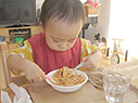 最近パスタはフォークとスプーンを上手に使って食べます。