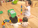 今日はブロック遊びねー。こうやるのよー。
