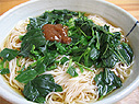 今週の夏メニュー。オクラとモロヘイヤを素麺の上に乗せて。「梅醤番茶」用に常備している梅しょうを乗せるのがポイント。