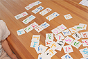 厚紙を切って、ひらがなを1文字描いただけなんですが、結構使えます。