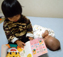 征ちゃんにご本読んであげてるの 征ちゃんにご本読んであげてるの