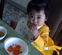 にんじんを手づかみ にんじんを手づかみ