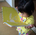 絵本を持って嬉しそう! 絵本を持って嬉しそう!