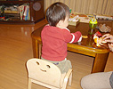 おやつの時は椅子に座る