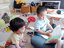 さおりちゃんに本を読んでもらう2人