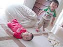 ふざけてはしゃぐ2人