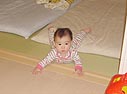昼寝から覚めて自力で這い出してくるれーちゃん