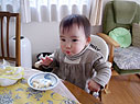 自分でバナナ食べてます