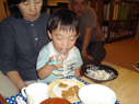 豆をつまむ2歳児