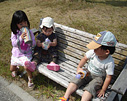 公園にて、一休み中