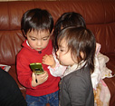 携帯電話になにやら夢中