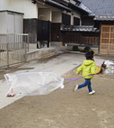 園庭で風船を持って走るたっちゃん
