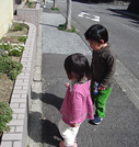 アリの行方に夢中な二人
