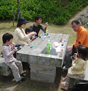ふるさと公園で昼食中
