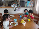保育園仲間とお昼ご飯中